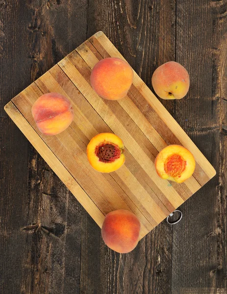 Fresh peaches on wooden table — Stock Photo, Image