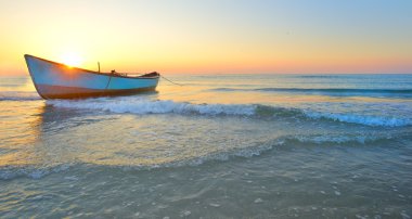 Balıkçı teknesi ve Karadeniz üzerinde gündoğumu