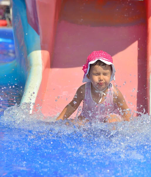 Wasserrutschspaß im Freibad — Stockfoto