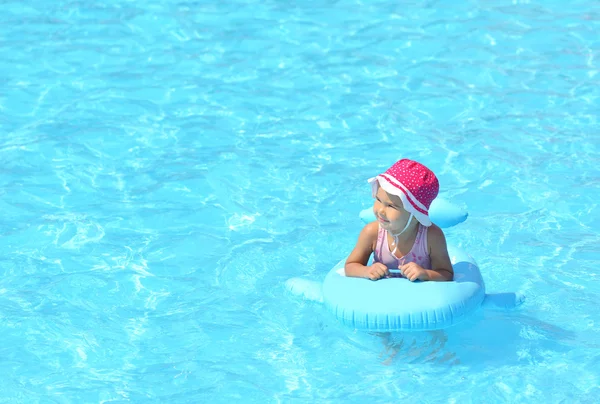 Kind spielt im Schwimmbad. Sommerferienkonzept — Stockfoto