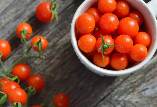 Vue du dessus de la tomate bébé sur bois — Photo