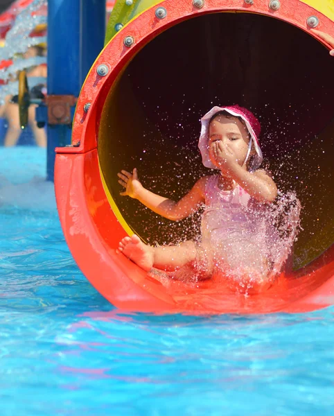Außenporträt eines kleinen lächelnden Kindes, das Spaß im Aquapark hat — Stockfoto