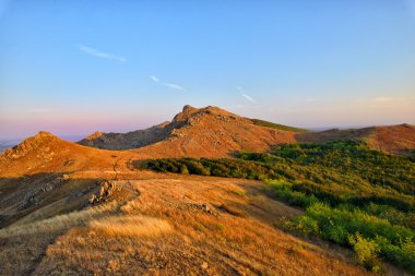 dağ manzarası Dobrogea, Romanya'da gün batımında