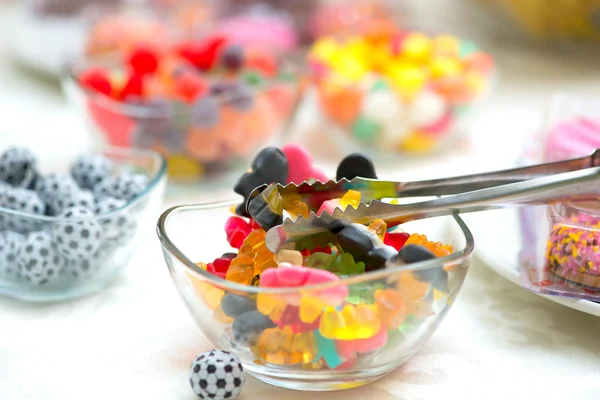 Jelly beans dalam wadah kaca dengan tutup logam — Stok Foto