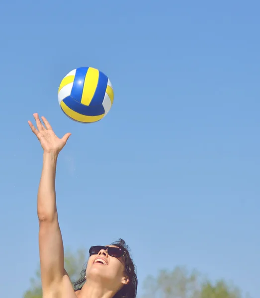 Chica joven jugando voleibol en la playa —  Fotos de Stock