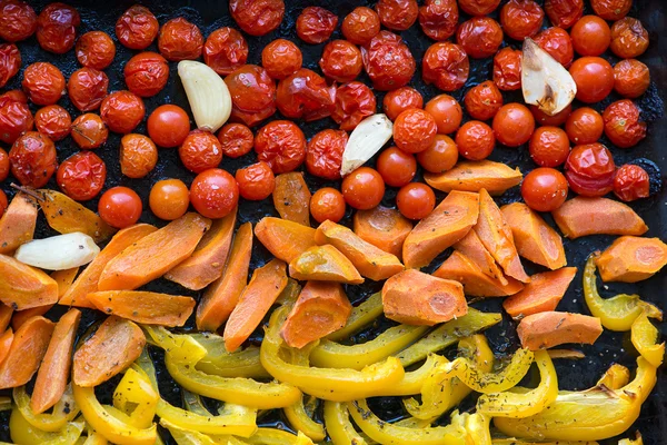 Légumes cuits au four dans la poêle — Photo