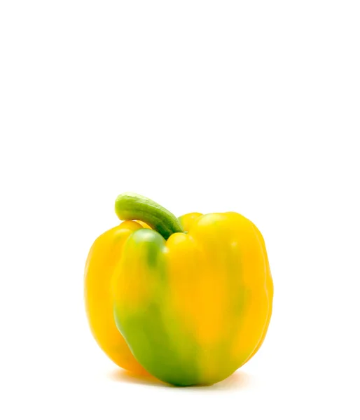 Pimiento amarillo dulce aislado sobre fondo blanco — Foto de Stock