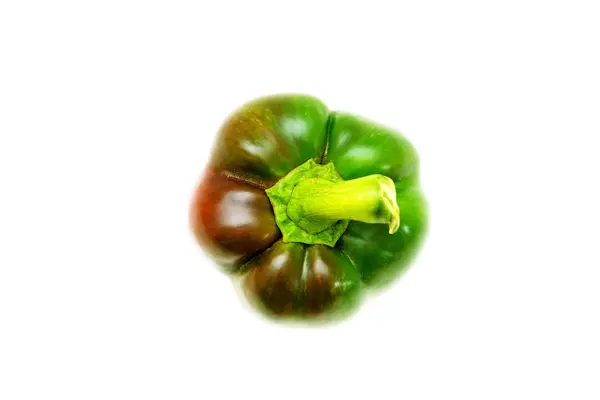 Close-up van een groene paprika geïsoleerd op witte achtergrond — Stockfoto