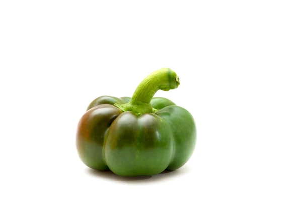 Close-up van een groene paprika geïsoleerd op witte achtergrond — Stockfoto