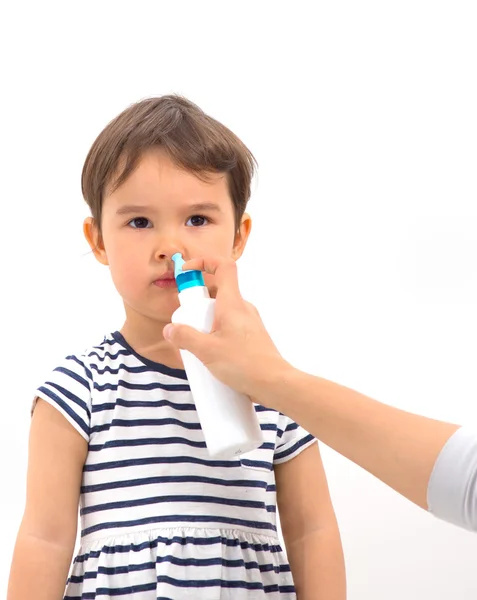 Padre de una niña se aplica un aerosol nasal —  Fotos de Stock