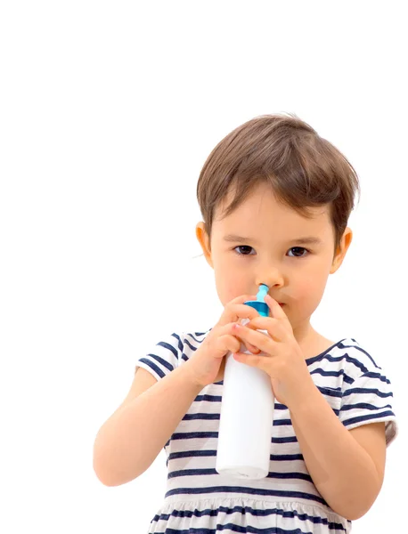 Bambina utilizzando spray nasale - sfondo bianco — Foto Stock