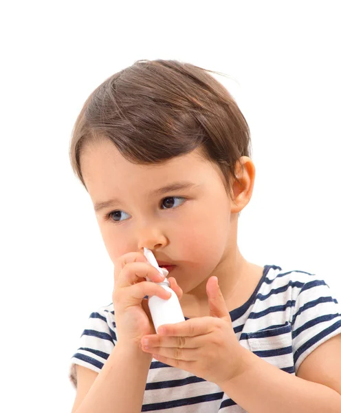 Pequena menina doente usar spray médico para respirar — Fotografia de Stock