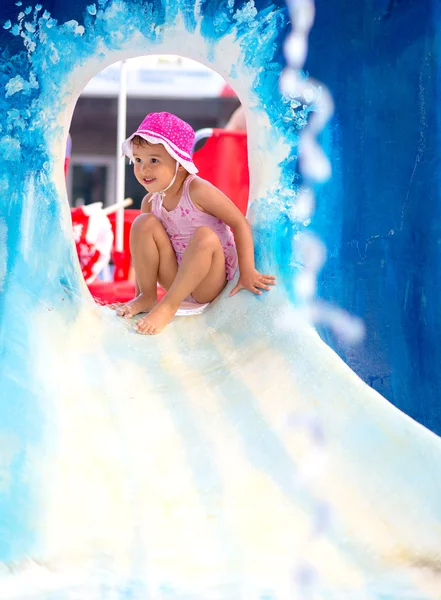 Außenporträt eines kleinen lächelnden Kindes, das Spaß im Aquapark hat — Stockfoto