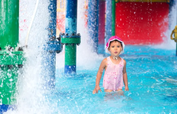 Kleines Mädchen hat Angst vor Wasser im Aquapark — Stockfoto