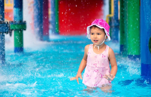 Kleines Mädchen hat Angst vor Wasser im Aquapark — Stockfoto