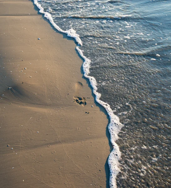 Empreintes de pas dans le sable au coucher du soleil — Photo