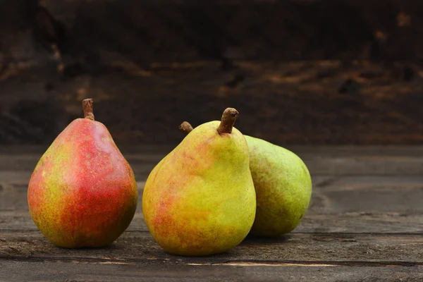 Pere su un tavolo da cucina in legno rustico — Foto Stock