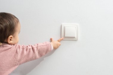 Küçük çocuk anahtarla oynuyor