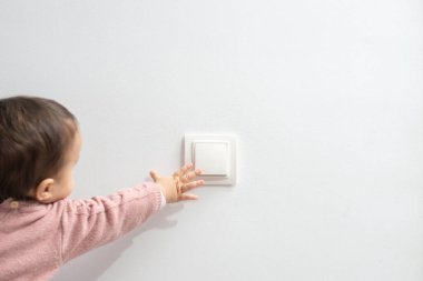 Küçük çocuk anahtarla oynuyor