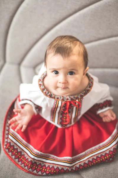 Portret Uroczej Dziewczynki Tradycyjnym Stroju Rumuńskim — Zdjęcie stockowe