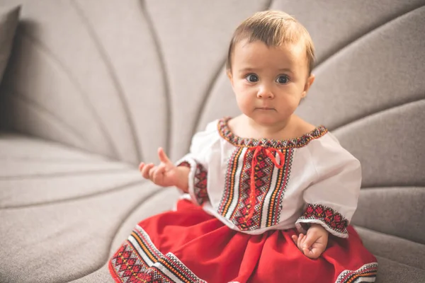 Retrato Bebé Linda Niña Con Traje Tradicional Rumano — Foto de Stock