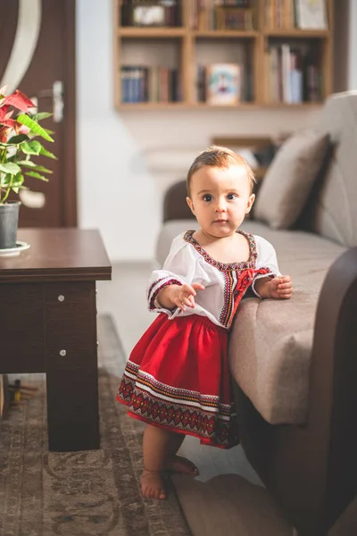 Portret Van Een Schattig Baby Meisje Een Traditioneel Roemeens Kostuum — Stockfoto