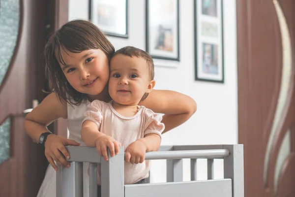 Porträt Zweier Glücklicher Kleiner Mädchen — Stockfoto
