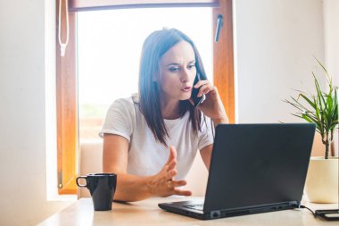 Kızgın kadın, dizüstü bilgisayar arızasıyla müşteri hizmetlerini arıyor.
