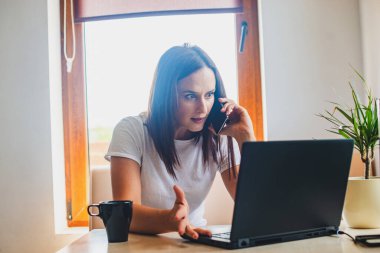 Kızgın kadın, dizüstü bilgisayar arızasıyla müşteri hizmetlerini arıyor.