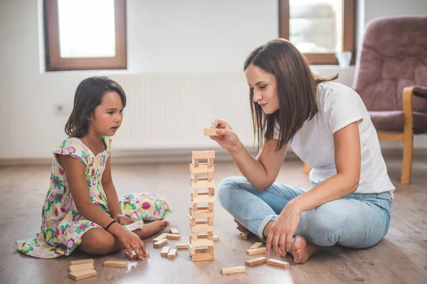 Jovem Mãe Com Sua Filhinha Jogar Jogo Bloco Madeira — Fotografia de Stock