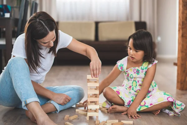 Joven Madre Con Hija Pequeña Jugar Juego Bloque Madera —  Fotos de Stock