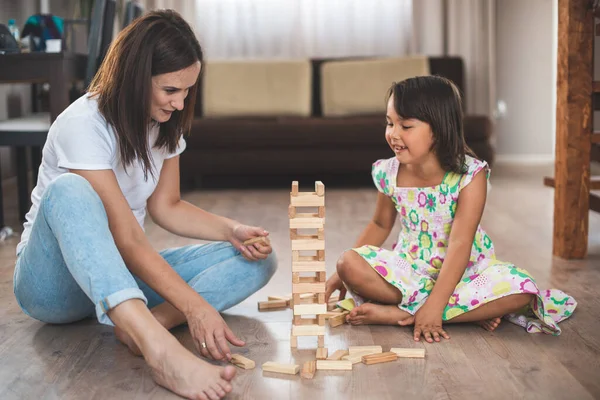 Jovem Mãe Com Sua Filhinha Jogar Jogo Bloco Madeira — Fotografia de Stock