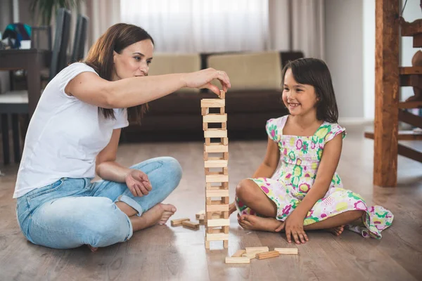 Jovem Mãe Com Sua Filhinha Jogar Jogo Bloco Madeira — Fotografia de Stock