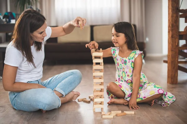 Jovem Mãe Com Sua Filhinha Jogar Jogo Bloco Madeira — Fotografia de Stock