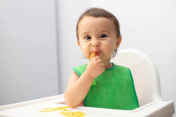 Baby Eten Pasta Zijn Stoel — Stockfoto