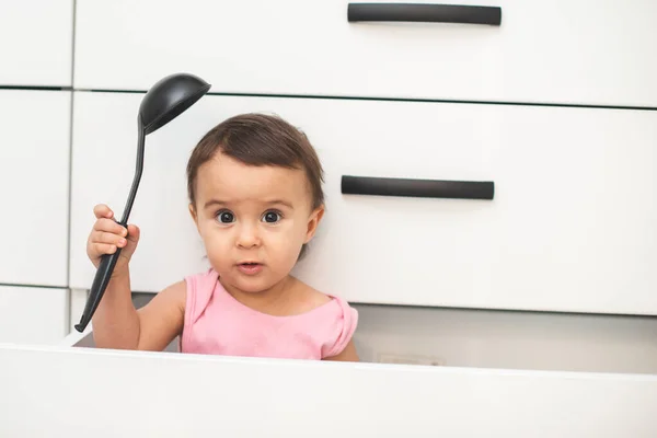 Kind Der Schublade Mit Dem Lack Der Hand Hat Spaß — Stockfoto