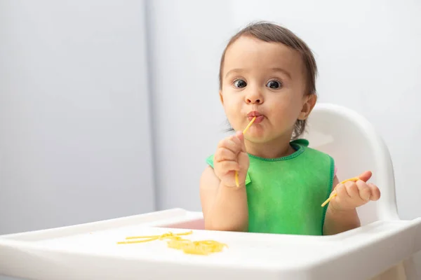 Bebê Comer Macarrão Sua Cadeira — Fotografia de Stock