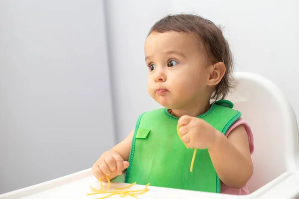 Baby Eten Pasta Zijn Stoel — Stockfoto