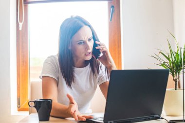 Kızgın kadın, dizüstü bilgisayar arızasıyla müşteri hizmetlerini arıyor.