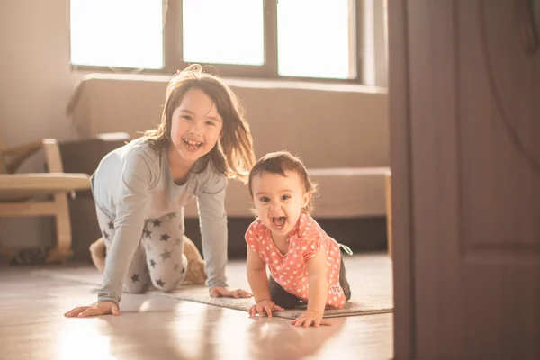 Mädchen Spielen Mit Ihrer Kleinen Schwester Hause Sie Haben Spaß — Stockfoto