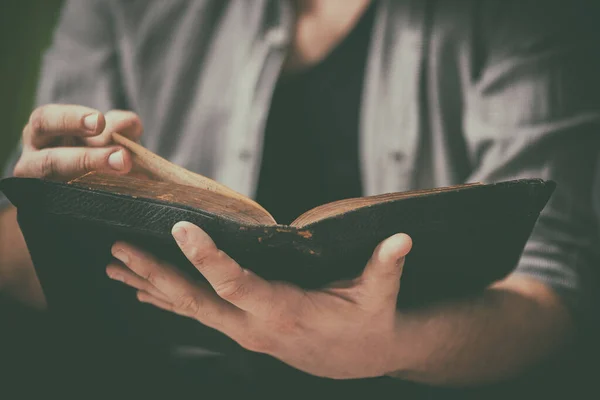 Piszkos Kezek Egy Régi Bibliával Kezükben Nagyon Rövid Mélységélesség — Stock Fotó