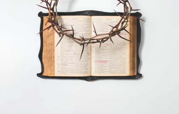Αγκάθια Στεφάνι Στη Βίβλο Θρησκεία Χριστιανισμός Πίστη Έννοια — Φωτογραφία Αρχείου