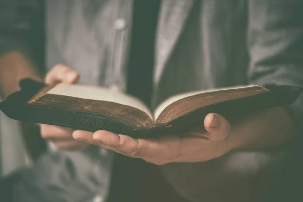 Vuile Handen Met Een Oude Bijbel Zeer Korte Velddiepte — Stockfoto