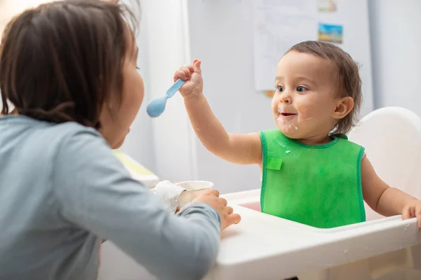 Older Sister Feeding Her Younger Sister Having Fun — Stock Photo, Image