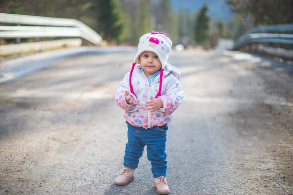 小さな幼児の少女の肖像画歩くと山の寒さの中で屋外で楽しい時間を過ごす — ストック写真
