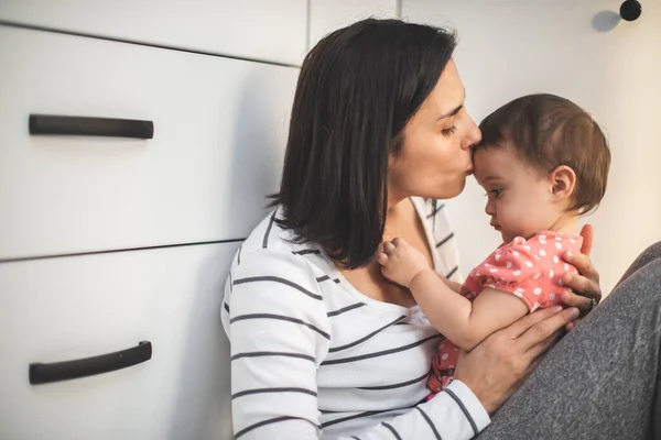 Feliz Familia Amorosa Madre Niña Jugando Besando Abrazando — Foto de Stock