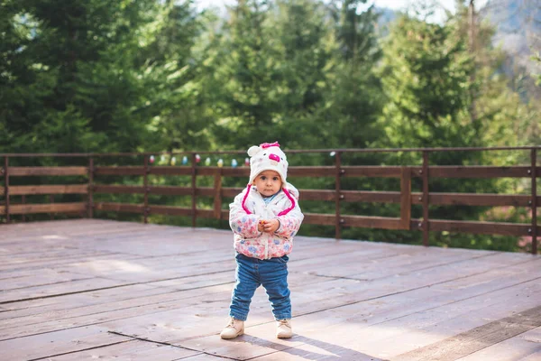 Retrato Niña Divirtiéndose Aire Libre Clima Frío Las Montañas —  Fotos de Stock