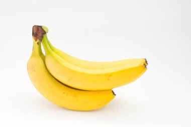 Beyaz yalıtılmış arka planda olgun organik Cavendish muzu