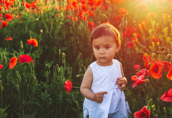 Emocionální Dítě Venkovní Portrét Pěkné Holčičky Bílých Šatech Makové Oblasti — Stock fotografie