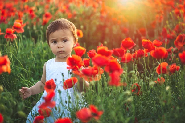 Emocional Niño Aire Libre Retrato Niña Bonita Vestido Blanco Campo — Foto de Stock